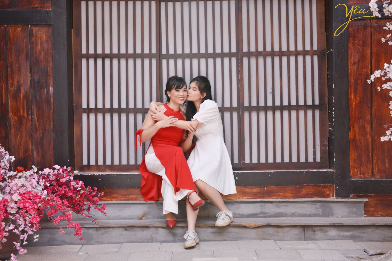 Chụp ảnh gia đình ở phim trường, bạn chỉ phải trả duy nhất chi phí thuê chụp hình tại đây. Điểm khác biệt ở Rosa là phim trường thu phí trọn gói, không tính phí theo giờ như các phim trường khác. Nhằm tạo điều kiện cho ekip chụp ảnh thoải mái về thời gian hơn, để thỏa sức sáng tạo nên những bức hình ấn tượng nhất mà cô dâu, chú rể cũng như các gia đình cũng không bị quá mệt do gấp gáp, vội vàng. Yêu Media hân hạnh giới thiệu bộ ảnh gia đình chị Lan - đã cùng chúng tôi chụp ảnh và lưu giữ khoảnh khắc tại phim trường Rosa - Hà Nội.