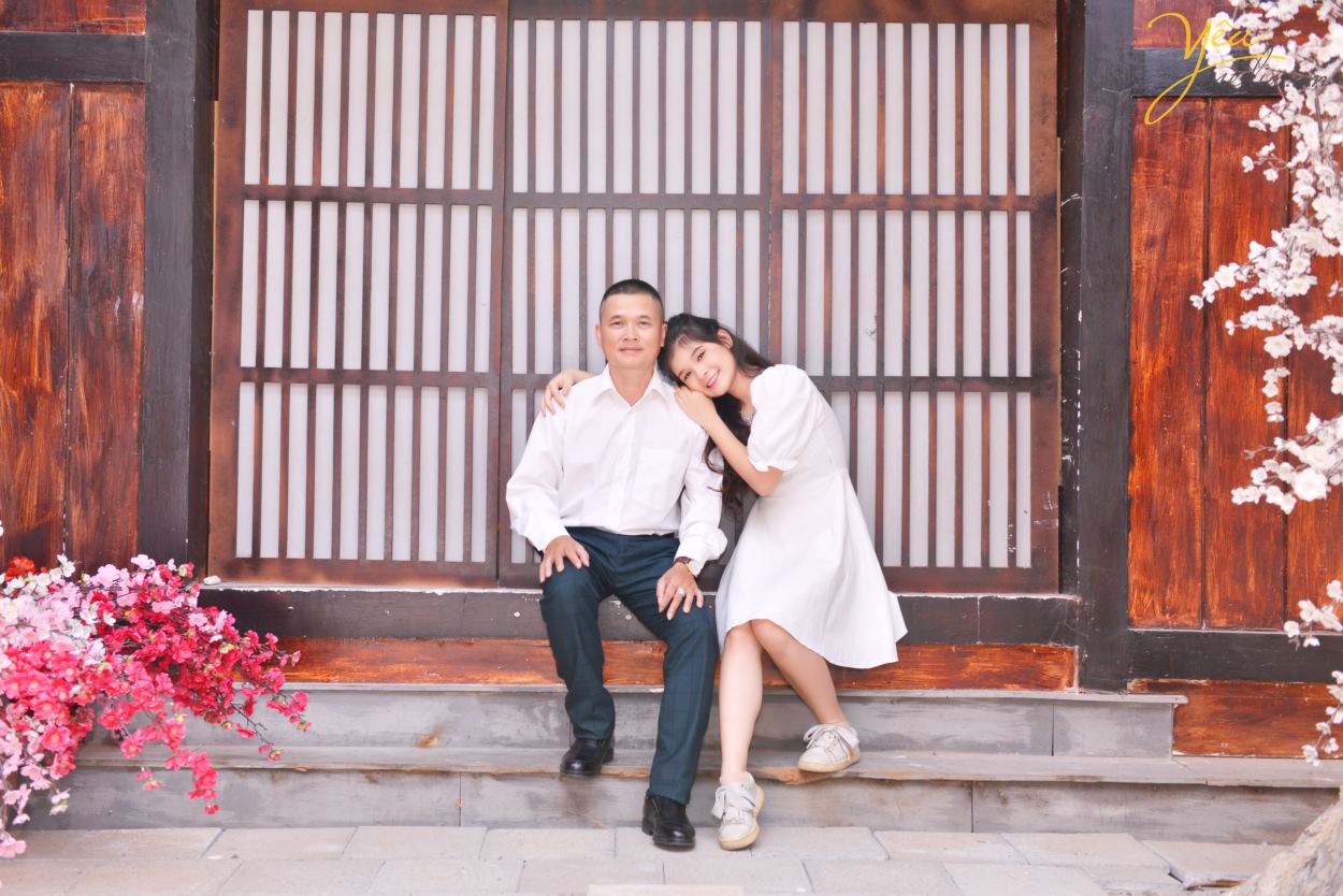 Chụp ảnh gia đình ở phim trường, bạn chỉ phải trả duy nhất chi phí thuê chụp hình tại đây. Điểm khác biệt ở Rosa là phim trường thu phí trọn gói, không tính phí theo giờ như các phim trường khác. Nhằm tạo điều kiện cho ekip chụp ảnh thoải mái về thời gian hơn, để thỏa sức sáng tạo nên những bức hình ấn tượng nhất mà cô dâu, chú rể cũng như các gia đình cũng không bị quá mệt do gấp gáp, vội vàng. Yêu Media hân hạnh giới thiệu bộ ảnh gia đình chị Lan - đã cùng chúng tôi chụp ảnh và lưu giữ khoảnh khắc tại phim trường Rosa - Hà Nội.