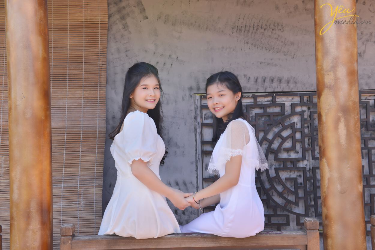 Chụp ảnh gia đình ở phim trường, bạn chỉ phải trả duy nhất chi phí thuê chụp hình tại đây. Điểm khác biệt ở Rosa là phim trường thu phí trọn gói, không tính phí theo giờ như các phim trường khác. Nhằm tạo điều kiện cho ekip chụp ảnh thoải mái về thời gian hơn, để thỏa sức sáng tạo nên những bức hình ấn tượng nhất mà cô dâu, chú rể cũng như các gia đình cũng không bị quá mệt do gấp gáp, vội vàng. Yêu Media hân hạnh giới thiệu bộ ảnh gia đình chị Lan - đã cùng chúng tôi chụp ảnh và lưu giữ khoảnh khắc tại phim trường Rosa - Hà Nội.