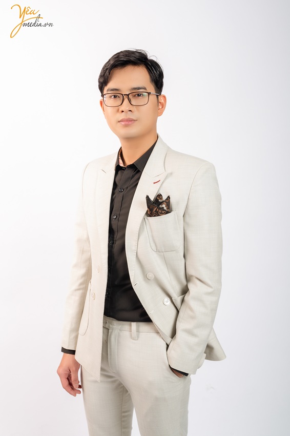 Ảnh chụp 2 phong cách cho anh Bình trong studio ở Hà Nội