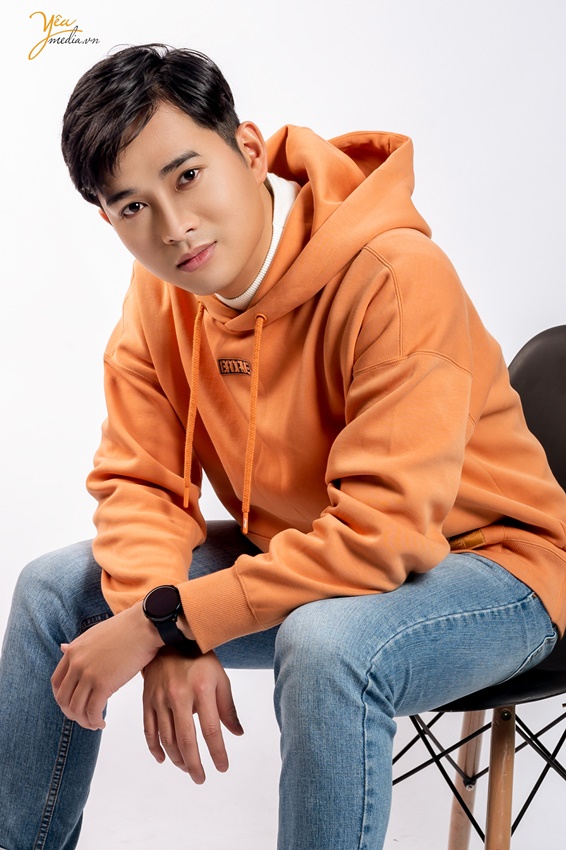 Ảnh chụp 2 phong cách cho anh Bình trong studio ở Hà Nội