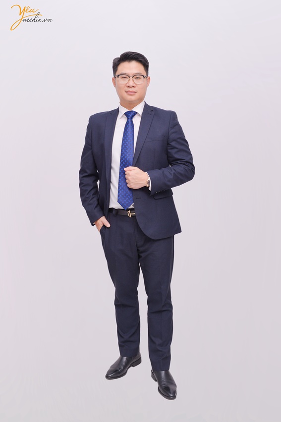 Chụp ảnh toàn thân nhân viên trong studio ở Hà Nội