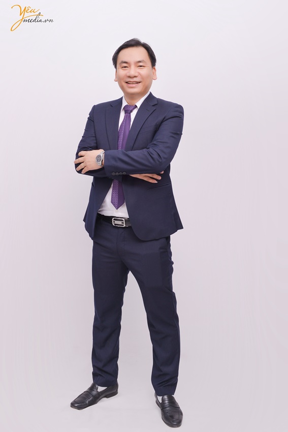 Chụp ảnh toàn thân nhân viên trong studio ở Hà Nội