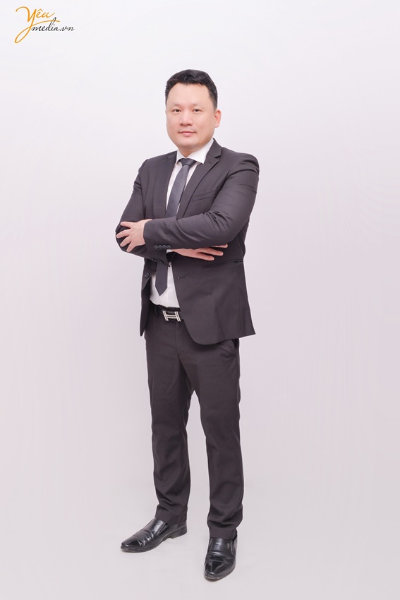 Chụp ảnh toàn thân nhân viên trong studio ở Hà Nội