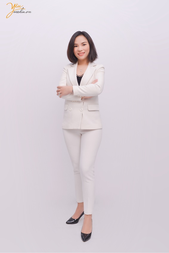 Chụp ảnh toàn thân nhân viên trong studio ở Hà Nội