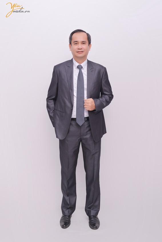 Chụp ảnh toàn thân nhân viên trong studio ở Hà Nội