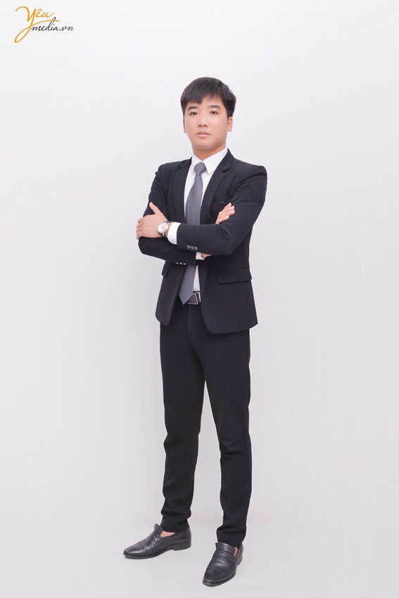 Chụp ảnh toàn thân nhân viên trong studio ở Hà Nội