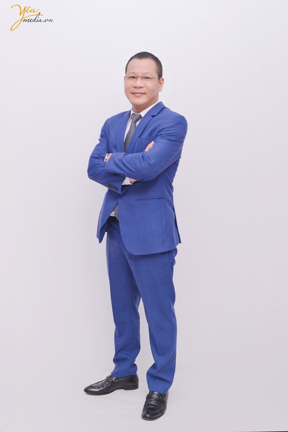 Chụp ảnh toàn thân nhân viên trong studio ở Hà Nội