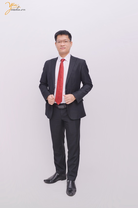 Chụp ảnh toàn thân nhân viên trong studio ở Hà Nội