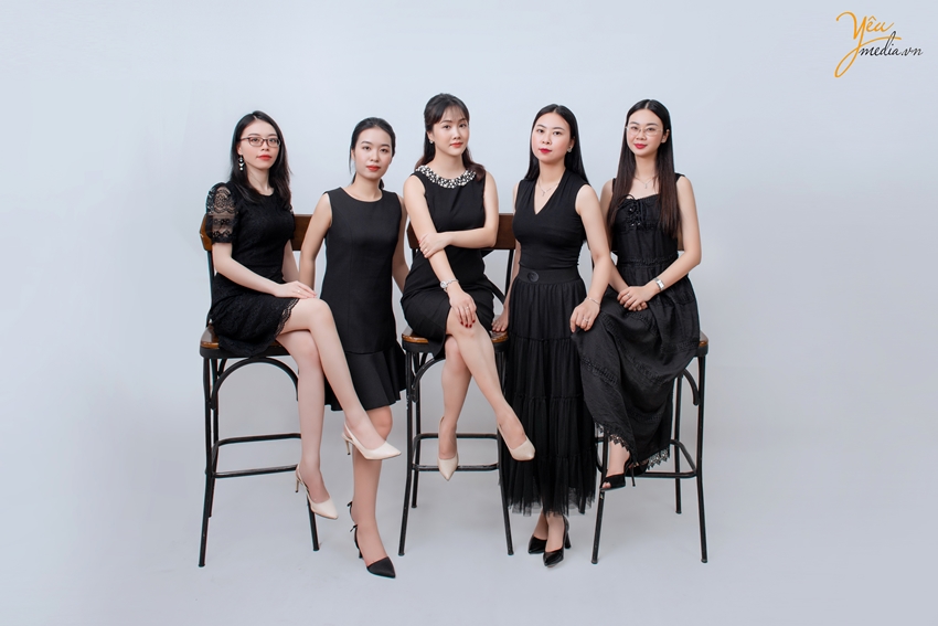 Ảnh chụp profile của team Rudicaf trong studio