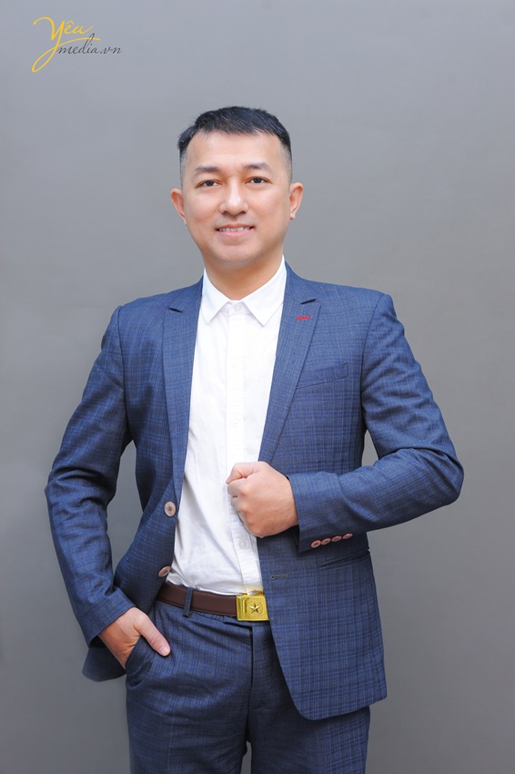 Chụp ảnh profile cho anh Quý trong studio