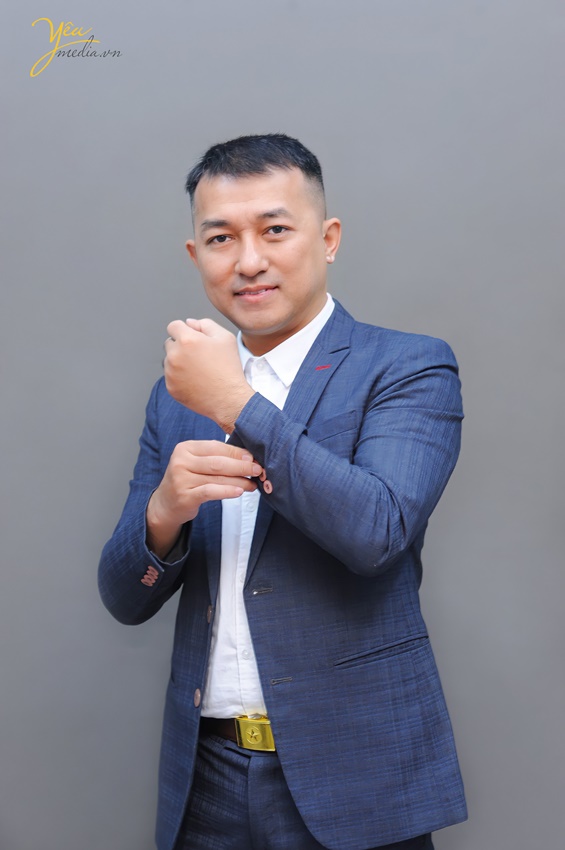 Chụp ảnh profile cho anh Quý trong studio