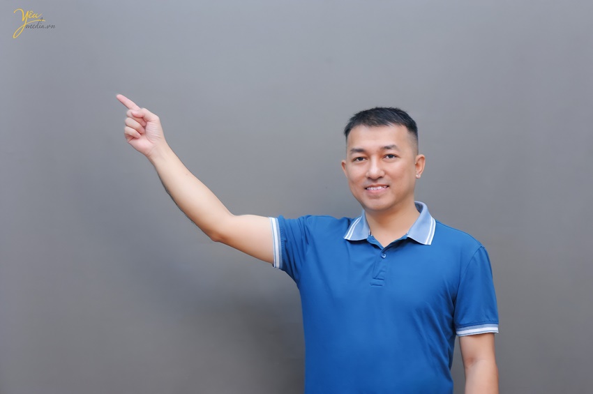 Chụp ảnh profile cho anh Quý trong studio