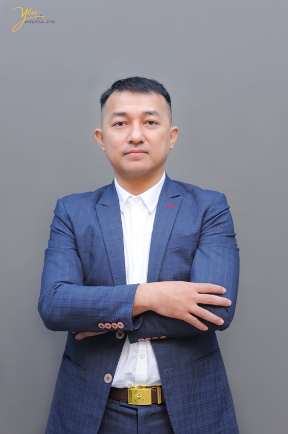 Chụp ảnh profile cho anh Quý trong studio