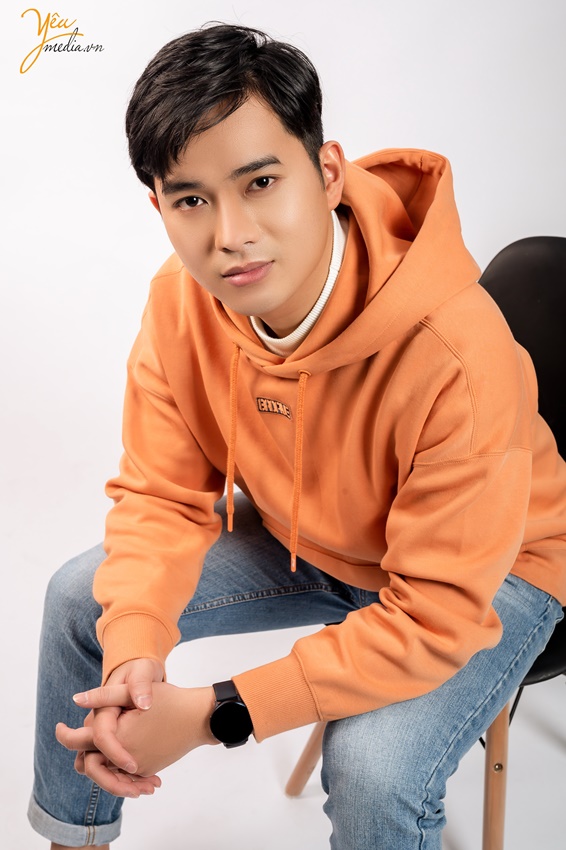 Ảnh chụp 2 phong cách cho anh Bình trong studio ở Hà Nội
