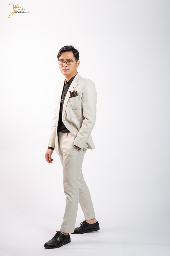 Ảnh chụp 2 phong cách cho anh Bình trong studio ở Hà Nội