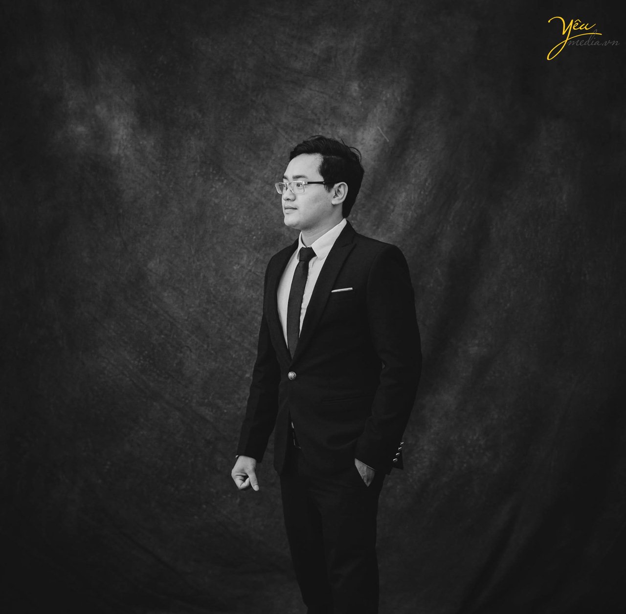 chụp ảnh chú rể trong studio