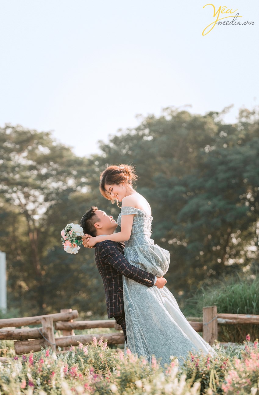 chú rể nhấc bổng cô dâu chụp ảnh đẹp
