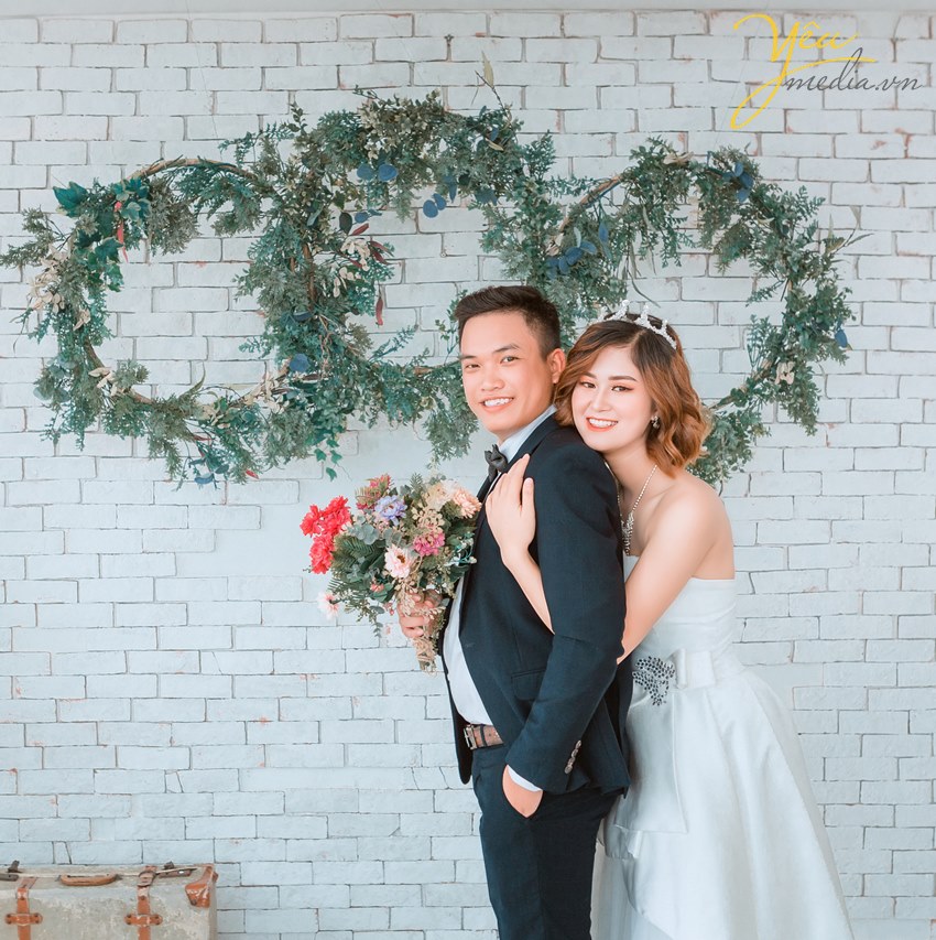 chụp ảnh cưới theo kiểu dáng ôm nhau từ phía sau