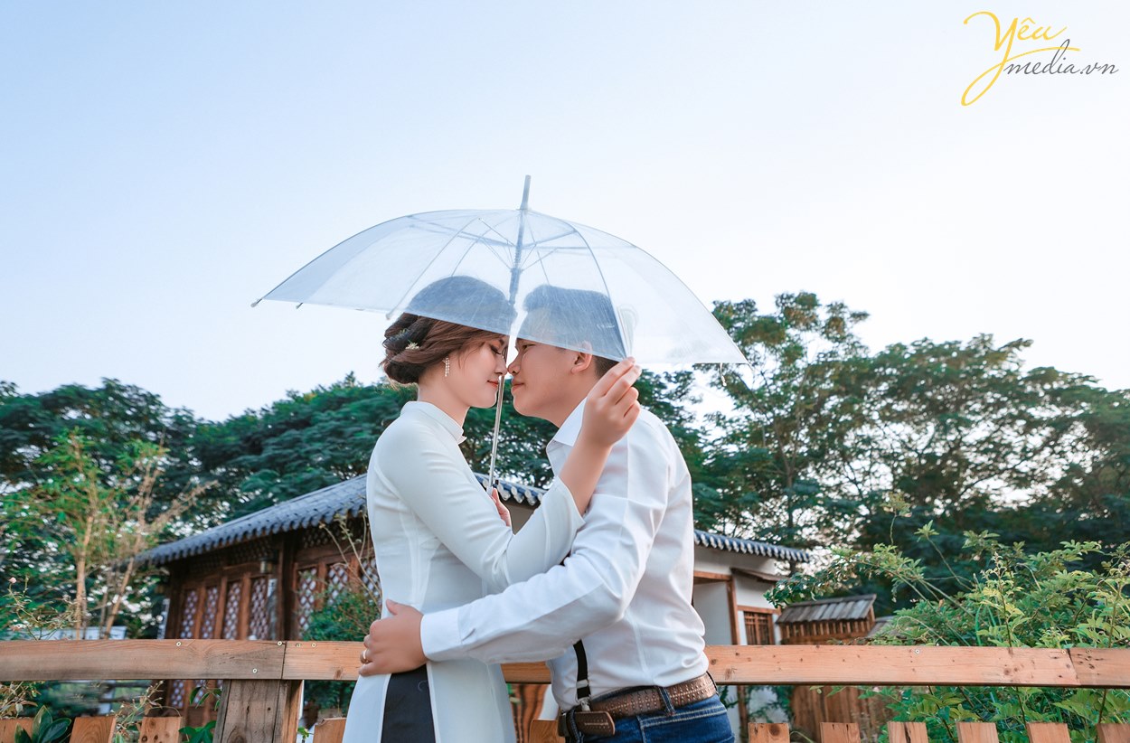 chụp ảnh cưới với ô trong suốt