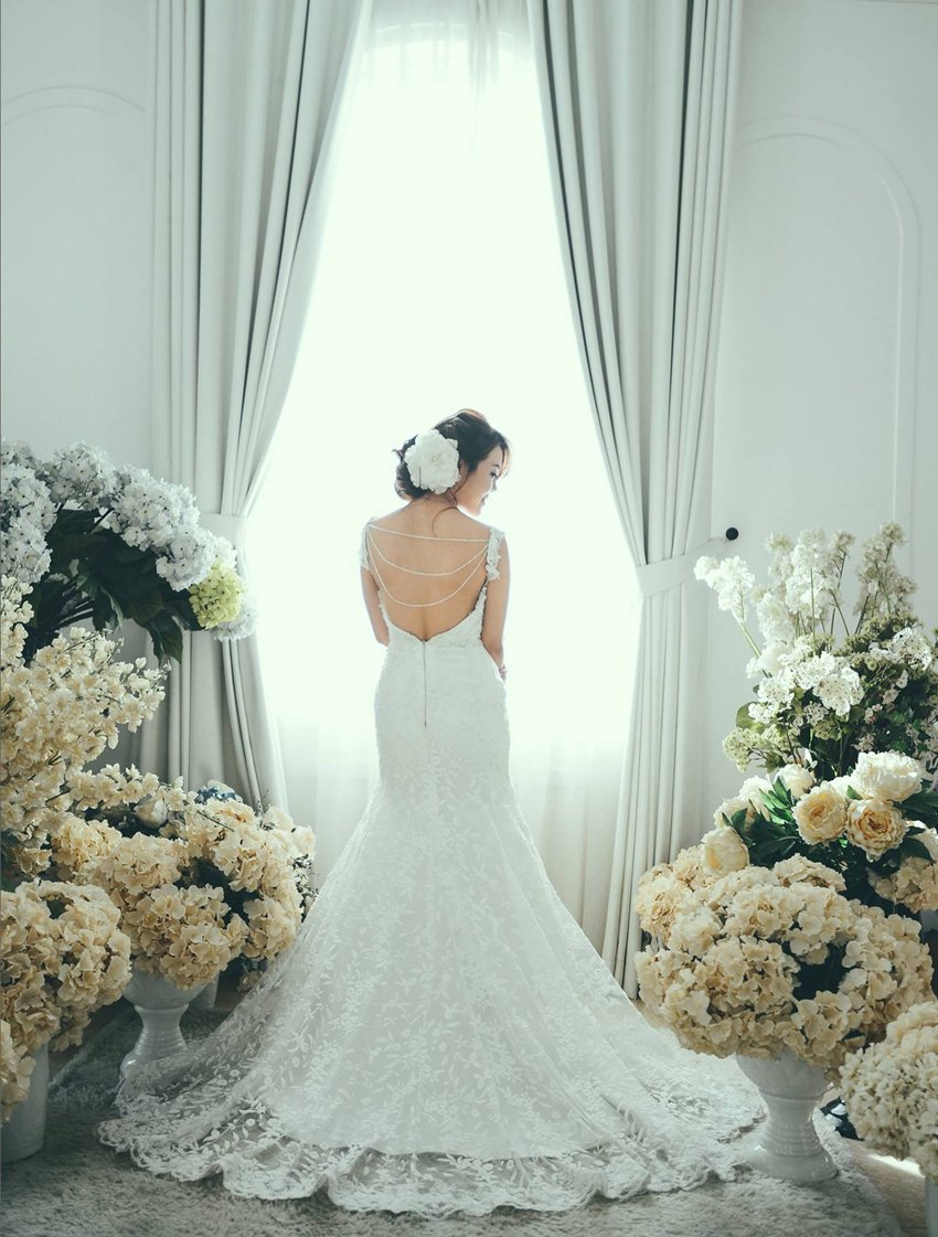 cô dâu mặc váy cưới đuôi cá