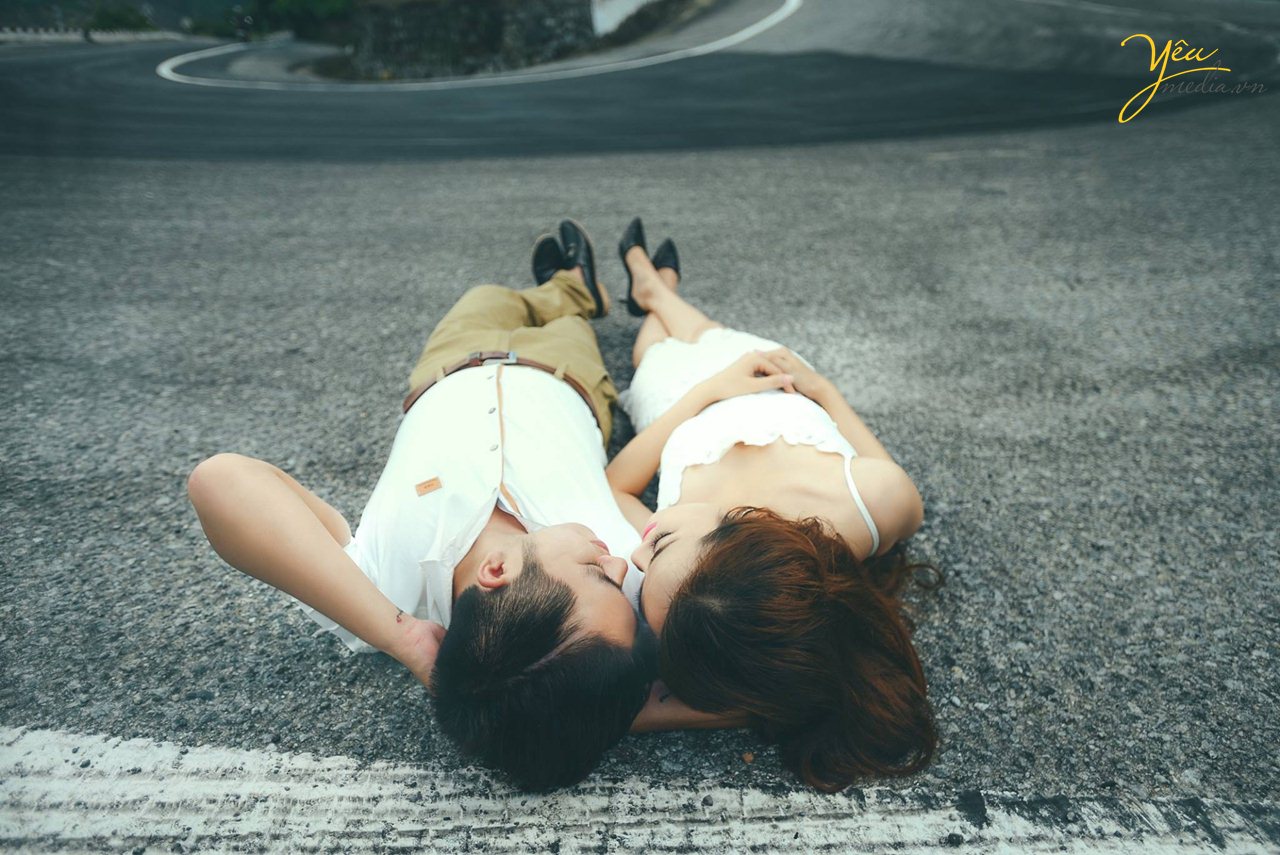 cặp đôi nằm trên đường đèo