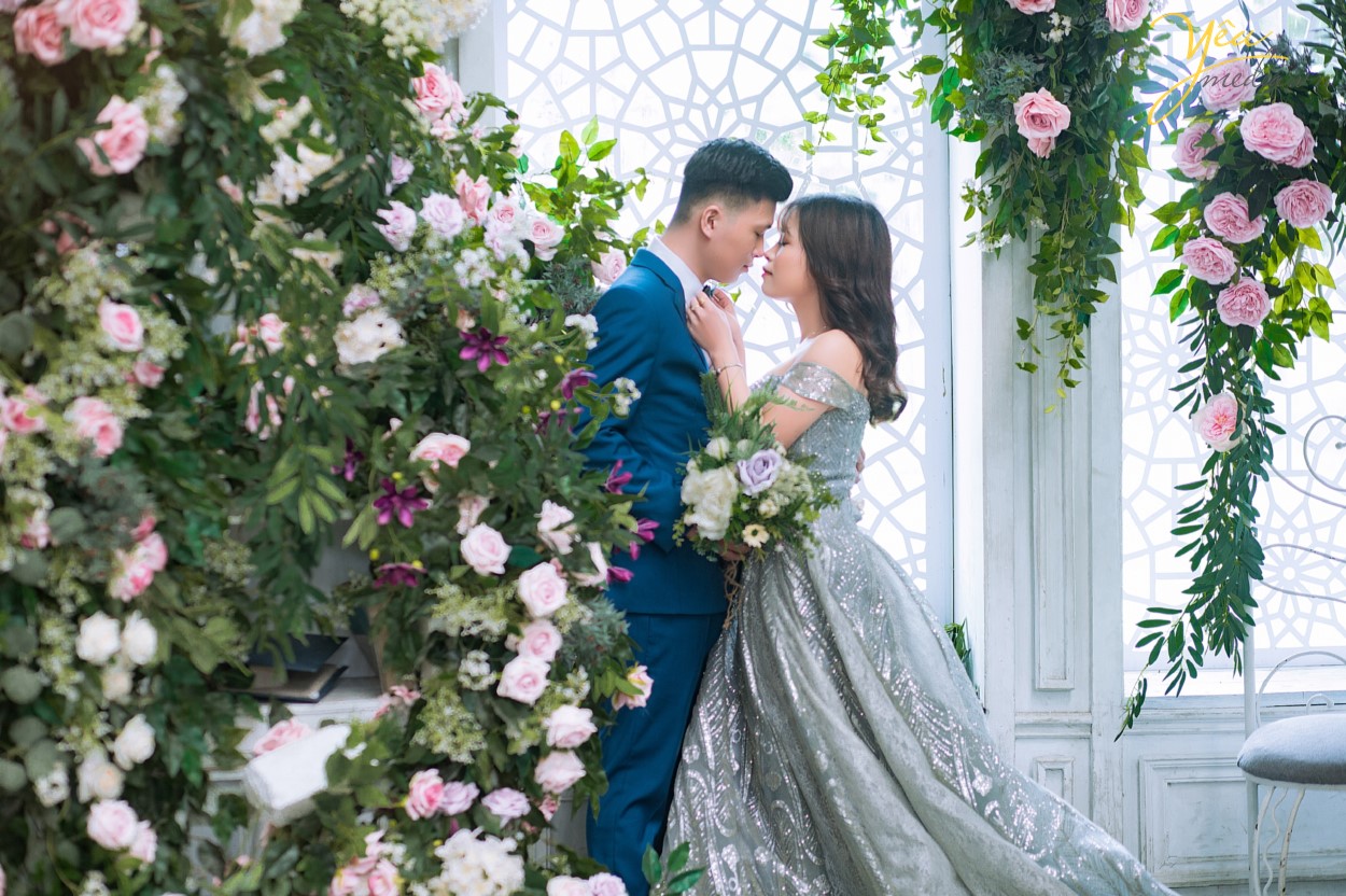 Đến với Smiley Ville du khách sẽ đi du lịch vòng quanh thế giới, chiêm ngưỡng các danh lam thắng cảnh nổi tiếng được tái hiện lại như Quảng trường ánh sáng, Cầu tình yêu Des Art của Pháp, Nhà nghiêng Crooked House Poland, Hòn đảo thiên đường Santorini, những ngôi nhà sắc màu của Venice, Bến thuyền Caribean Nhật Bản, Ngôi nhà nhỏ trên thảo nguyên với những chàng cao bồi Mỹ, không gian Coffee vintage thơ mộng và vô vàn những concept phục dựng mô phỏng những con phố cổ Hà Nội, những ngôi nhà gỗ của Nhật Bản đáng yêu. Với 80% quần thể sinh thái là các loại hoa quý hiếm, độc, lạ được quy hoạch và tạo hình nghệ thuật đã làm nên một không gian tuyệt vời đem đến cho du khách không khí trong lành và những giây phút thư giãn, thoải mái. Luôn tiên phong trong việc sáng tạo, đưa ra ý tưởng mới, cập nhật các bối cảnh mới, chuyển động và thay đổi liên tục, Smiley Ville được biết đến là thiên đường chụp ảnh cưới, địa điểm sống ảo của giới trẻ, là sân chơi và cầu nối cho những người yêu nghệ thuật, điện ảnh. Yêu Media hân hạnh phục vụ khách hàng Đức - Huy trong việc chụp ảnh cưới tại phim trường bậc nhất Hà Nội này với gói combo album của mình.