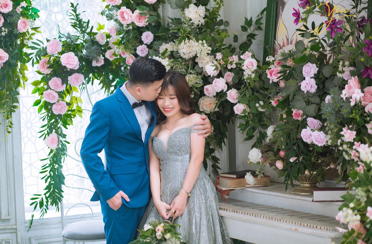 Đến với Smiley Ville du khách sẽ đi du lịch vòng quanh thế giới, chiêm ngưỡng các danh lam thắng cảnh nổi tiếng được tái hiện lại như Quảng trường ánh sáng, Cầu tình yêu Des Art của Pháp, Nhà nghiêng Crooked House Poland, Hòn đảo thiên đường Santorini, những ngôi nhà sắc màu của Venice, Bến thuyền Caribean Nhật Bản, Ngôi nhà nhỏ trên thảo nguyên với những chàng cao bồi Mỹ, không gian Coffee vintage thơ mộng và vô vàn những concept phục dựng mô phỏng những con phố cổ Hà Nội, những ngôi nhà gỗ của Nhật Bản đáng yêu. Với 80% quần thể sinh thái là các loại hoa quý hiếm, độc, lạ được quy hoạch và tạo hình nghệ thuật đã làm nên một không gian tuyệt vời đem đến cho du khách không khí trong lành và những giây phút thư giãn, thoải mái. Luôn tiên phong trong việc sáng tạo, đưa ra ý tưởng mới, cập nhật các bối cảnh mới, chuyển động và thay đổi liên tục, Smiley Ville được biết đến là thiên đường chụp ảnh cưới, địa điểm sống ảo của giới trẻ, là sân chơi và cầu nối cho những người yêu nghệ thuật, điện ảnh. Yêu Media hân hạnh phục vụ khách hàng Đức - Huy trong việc chụp ảnh cưới tại phim trường bậc nhất Hà Nội này với gói combo album của mình.