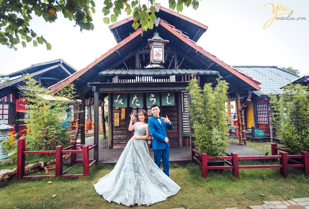 Đến với Smiley Ville du khách sẽ đi du lịch vòng quanh thế giới, chiêm ngưỡng các danh lam thắng cảnh nổi tiếng được tái hiện lại như Quảng trường ánh sáng, Cầu tình yêu Des Art của Pháp, Nhà nghiêng Crooked House Poland, Hòn đảo thiên đường Santorini, những ngôi nhà sắc màu của Venice, Bến thuyền Caribean Nhật Bản, Ngôi nhà nhỏ trên thảo nguyên với những chàng cao bồi Mỹ, không gian Coffee vintage thơ mộng và vô vàn những concept phục dựng mô phỏng những con phố cổ Hà Nội, những ngôi nhà gỗ của Nhật Bản đáng yêu. Với 80% quần thể sinh thái là các loại hoa quý hiếm, độc, lạ được quy hoạch và tạo hình nghệ thuật đã làm nên một không gian tuyệt vời đem đến cho du khách không khí trong lành và những giây phút thư giãn, thoải mái. Luôn tiên phong trong việc sáng tạo, đưa ra ý tưởng mới, cập nhật các bối cảnh mới, chuyển động và thay đổi liên tục, Smiley Ville được biết đến là thiên đường chụp ảnh cưới, địa điểm sống ảo của giới trẻ, là sân chơi và cầu nối cho những người yêu nghệ thuật, điện ảnh. Yêu Media hân hạnh phục vụ khách hàng Đức - Huy trong việc chụp ảnh cưới tại phim trường bậc nhất Hà Nội này với gói combo album của mình.