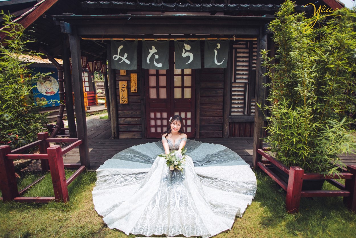 Đến với Smiley Ville du khách sẽ đi du lịch vòng quanh thế giới, chiêm ngưỡng các danh lam thắng cảnh nổi tiếng được tái hiện lại như Quảng trường ánh sáng, Cầu tình yêu Des Art của Pháp, Nhà nghiêng Crooked House Poland, Hòn đảo thiên đường Santorini, những ngôi nhà sắc màu của Venice, Bến thuyền Caribean Nhật Bản, Ngôi nhà nhỏ trên thảo nguyên với những chàng cao bồi Mỹ, không gian Coffee vintage thơ mộng và vô vàn những concept phục dựng mô phỏng những con phố cổ Hà Nội, những ngôi nhà gỗ của Nhật Bản đáng yêu. Với 80% quần thể sinh thái là các loại hoa quý hiếm, độc, lạ được quy hoạch và tạo hình nghệ thuật đã làm nên một không gian tuyệt vời đem đến cho du khách không khí trong lành và những giây phút thư giãn, thoải mái. Luôn tiên phong trong việc sáng tạo, đưa ra ý tưởng mới, cập nhật các bối cảnh mới, chuyển động và thay đổi liên tục, Smiley Ville được biết đến là thiên đường chụp ảnh cưới, địa điểm sống ảo của giới trẻ, là sân chơi và cầu nối cho những người yêu nghệ thuật, điện ảnh. Yêu Media hân hạnh phục vụ khách hàng Đức - Huy trong việc chụp ảnh cưới tại phim trường bậc nhất Hà Nội này với gói combo album của mình.