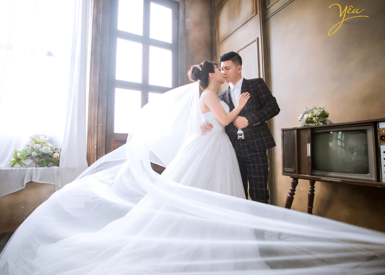 Đến với Smiley Ville du khách sẽ đi du lịch vòng quanh thế giới, chiêm ngưỡng các danh lam thắng cảnh nổi tiếng được tái hiện lại như Quảng trường ánh sáng, Cầu tình yêu Des Art của Pháp, Nhà nghiêng Crooked House Poland, Hòn đảo thiên đường Santorini, những ngôi nhà sắc màu của Venice, Bến thuyền Caribean Nhật Bản, Ngôi nhà nhỏ trên thảo nguyên với những chàng cao bồi Mỹ, không gian Coffee vintage thơ mộng và vô vàn những concept phục dựng mô phỏng những con phố cổ Hà Nội, những ngôi nhà gỗ của Nhật Bản đáng yêu. Với 80% quần thể sinh thái là các loại hoa quý hiếm, độc, lạ được quy hoạch và tạo hình nghệ thuật đã làm nên một không gian tuyệt vời đem đến cho du khách không khí trong lành và những giây phút thư giãn, thoải mái. Luôn tiên phong trong việc sáng tạo, đưa ra ý tưởng mới, cập nhật các bối cảnh mới, chuyển động và thay đổi liên tục, Smiley Ville được biết đến là thiên đường chụp ảnh cưới, địa điểm sống ảo của giới trẻ, là sân chơi và cầu nối cho những người yêu nghệ thuật, điện ảnh. Yêu Media hân hạnh phục vụ khách hàng Đức - Huy trong việc chụp ảnh cưới tại phim trường bậc nhất Hà Nội này với gói combo album của mình.