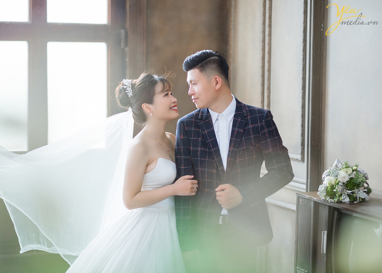 Đến với Smiley Ville du khách sẽ đi du lịch vòng quanh thế giới, chiêm ngưỡng các danh lam thắng cảnh nổi tiếng được tái hiện lại như Quảng trường ánh sáng, Cầu tình yêu Des Art của Pháp, Nhà nghiêng Crooked House Poland, Hòn đảo thiên đường Santorini, những ngôi nhà sắc màu của Venice, Bến thuyền Caribean Nhật Bản, Ngôi nhà nhỏ trên thảo nguyên với những chàng cao bồi Mỹ, không gian Coffee vintage thơ mộng và vô vàn những concept phục dựng mô phỏng những con phố cổ Hà Nội, những ngôi nhà gỗ của Nhật Bản đáng yêu. Với 80% quần thể sinh thái là các loại hoa quý hiếm, độc, lạ được quy hoạch và tạo hình nghệ thuật đã làm nên một không gian tuyệt vời đem đến cho du khách không khí trong lành và những giây phút thư giãn, thoải mái. Luôn tiên phong trong việc sáng tạo, đưa ra ý tưởng mới, cập nhật các bối cảnh mới, chuyển động và thay đổi liên tục, Smiley Ville được biết đến là thiên đường chụp ảnh cưới, địa điểm sống ảo của giới trẻ, là sân chơi và cầu nối cho những người yêu nghệ thuật, điện ảnh. Yêu Media hân hạnh phục vụ khách hàng Đức - Huy trong việc chụp ảnh cưới tại phim trường bậc nhất Hà Nội này với gói combo album của mình.