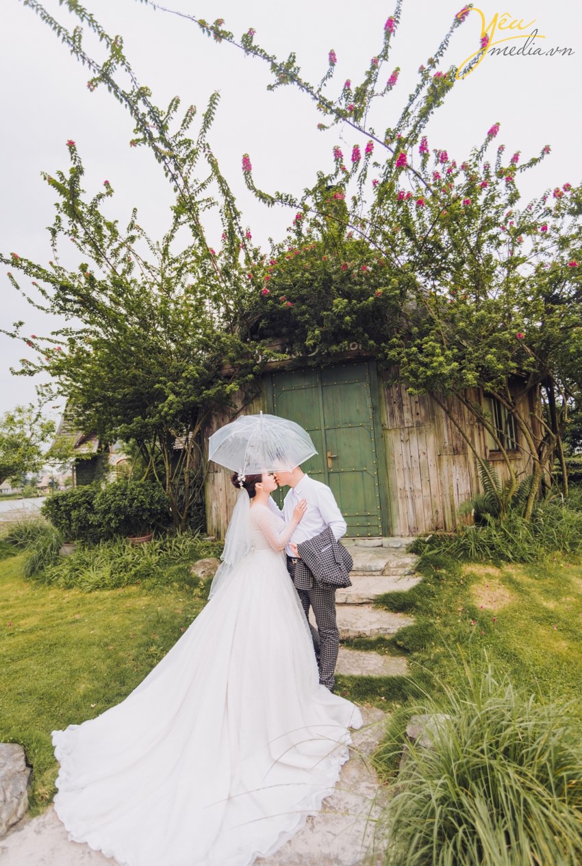 Đến với Smiley Ville du khách sẽ đi du lịch vòng quanh thế giới, chiêm ngưỡng các danh lam thắng cảnh nổi tiếng được tái hiện lại như Quảng trường ánh sáng, Cầu tình yêu Des Art của Pháp, Nhà nghiêng Crooked House Poland, Hòn đảo thiên đường Santorini, những ngôi nhà sắc màu của Venice, Bến thuyền Caribean Nhật Bản, Ngôi nhà nhỏ trên thảo nguyên với những chàng cao bồi Mỹ, không gian Coffee vintage thơ mộng và vô vàn những concept phục dựng mô phỏng những con phố cổ Hà Nội, những ngôi nhà gỗ của Nhật Bản đáng yêu. Với 80% quần thể sinh thái là các loại hoa quý hiếm, độc, lạ được quy hoạch và tạo hình nghệ thuật đã làm nên một không gian tuyệt vời đem đến cho du khách không khí trong lành và những giây phút thư giãn, thoải mái. Luôn tiên phong trong việc sáng tạo, đưa ra ý tưởng mới, cập nhật các bối cảnh mới, chuyển động và thay đổi liên tục, Smiley Ville được biết đến là thiên đường chụp ảnh cưới, địa điểm sống ảo của giới trẻ, là sân chơi và cầu nối cho những người yêu nghệ thuật, điện ảnh. Yêu Media hân hạnh phục vụ khách hàng Đức - Huy trong việc chụp ảnh cưới tại phim trường bậc nhất Hà Nội này với gói combo album của mình.