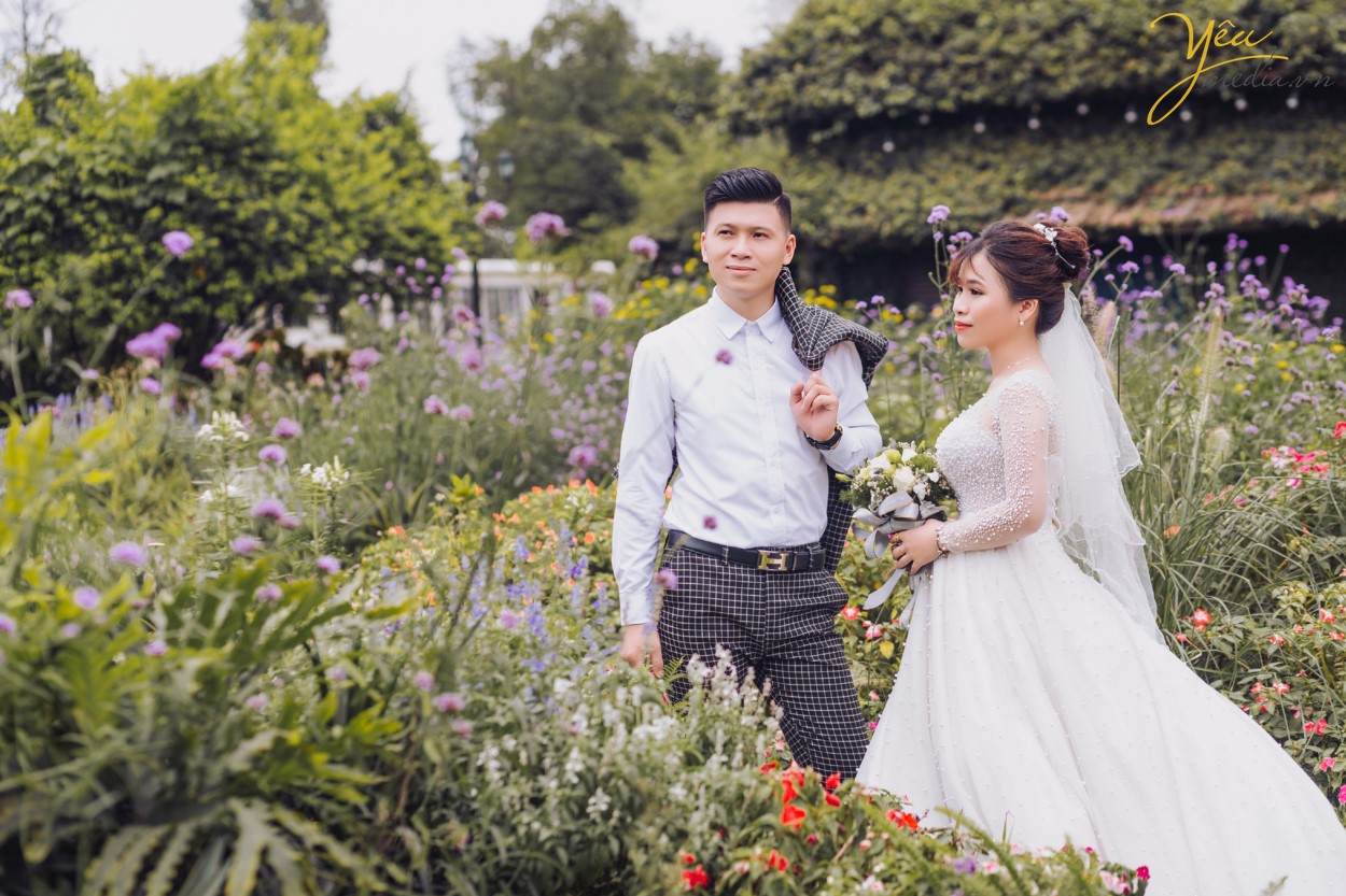 Đến với Smiley Ville du khách sẽ đi du lịch vòng quanh thế giới, chiêm ngưỡng các danh lam thắng cảnh nổi tiếng được tái hiện lại như Quảng trường ánh sáng, Cầu tình yêu Des Art của Pháp, Nhà nghiêng Crooked House Poland, Hòn đảo thiên đường Santorini, những ngôi nhà sắc màu của Venice, Bến thuyền Caribean Nhật Bản, Ngôi nhà nhỏ trên thảo nguyên với những chàng cao bồi Mỹ, không gian Coffee vintage thơ mộng và vô vàn những concept phục dựng mô phỏng những con phố cổ Hà Nội, những ngôi nhà gỗ của Nhật Bản đáng yêu. Với 80% quần thể sinh thái là các loại hoa quý hiếm, độc, lạ được quy hoạch và tạo hình nghệ thuật đã làm nên một không gian tuyệt vời đem đến cho du khách không khí trong lành và những giây phút thư giãn, thoải mái. Luôn tiên phong trong việc sáng tạo, đưa ra ý tưởng mới, cập nhật các bối cảnh mới, chuyển động và thay đổi liên tục, Smiley Ville được biết đến là thiên đường chụp ảnh cưới, địa điểm sống ảo của giới trẻ, là sân chơi và cầu nối cho những người yêu nghệ thuật, điện ảnh. Yêu Media hân hạnh phục vụ khách hàng Đức - Huy trong việc chụp ảnh cưới tại phim trường bậc nhất Hà Nội này với gói combo album của mình.