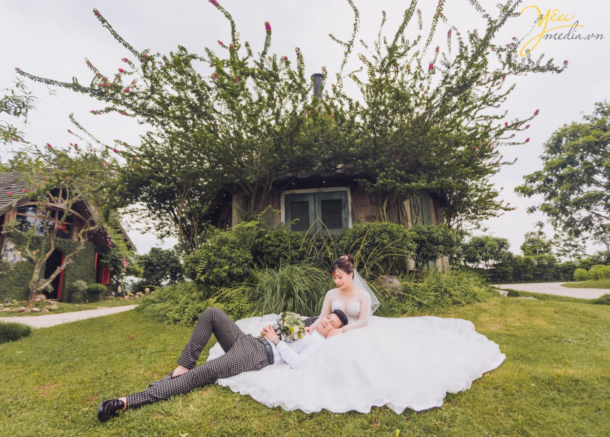 Đến với Smiley Ville du khách sẽ đi du lịch vòng quanh thế giới, chiêm ngưỡng các danh lam thắng cảnh nổi tiếng được tái hiện lại như Quảng trường ánh sáng, Cầu tình yêu Des Art của Pháp, Nhà nghiêng Crooked House Poland, Hòn đảo thiên đường Santorini, những ngôi nhà sắc màu của Venice, Bến thuyền Caribean Nhật Bản, Ngôi nhà nhỏ trên thảo nguyên với những chàng cao bồi Mỹ, không gian Coffee vintage thơ mộng và vô vàn những concept phục dựng mô phỏng những con phố cổ Hà Nội, những ngôi nhà gỗ của Nhật Bản đáng yêu. Với 80% quần thể sinh thái là các loại hoa quý hiếm, độc, lạ được quy hoạch và tạo hình nghệ thuật đã làm nên một không gian tuyệt vời đem đến cho du khách không khí trong lành và những giây phút thư giãn, thoải mái. Luôn tiên phong trong việc sáng tạo, đưa ra ý tưởng mới, cập nhật các bối cảnh mới, chuyển động và thay đổi liên tục, Smiley Ville được biết đến là thiên đường chụp ảnh cưới, địa điểm sống ảo của giới trẻ, là sân chơi và cầu nối cho những người yêu nghệ thuật, điện ảnh. Yêu Media hân hạnh phục vụ khách hàng Đức - Huy trong việc chụp ảnh cưới tại phim trường bậc nhất Hà Nội này với gói combo album của mình.