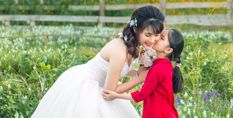 tạo dáng cho bé yêu chụp ảnh gia đình