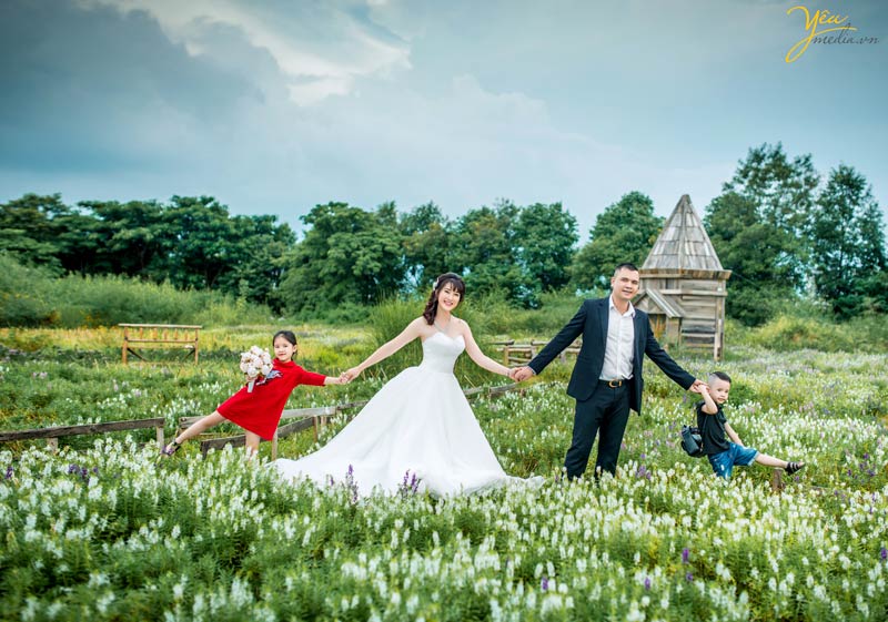 tạo dáng cho bé yêu chụp ảnh gia đình