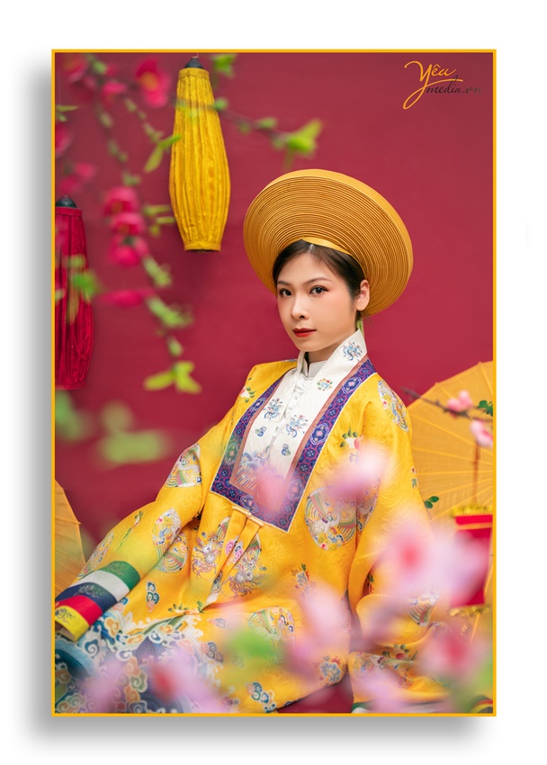 Bộ ảnh chụp Tết 2022 với cổ phục và áo dài trong studio
