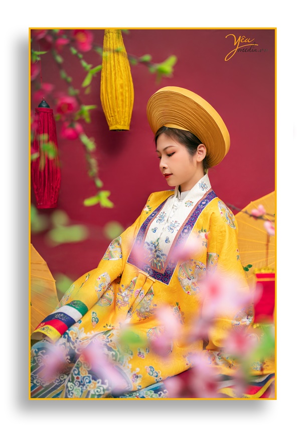 Bộ ảnh chụp Tết 2022 với cổ phục và áo dài trong studio