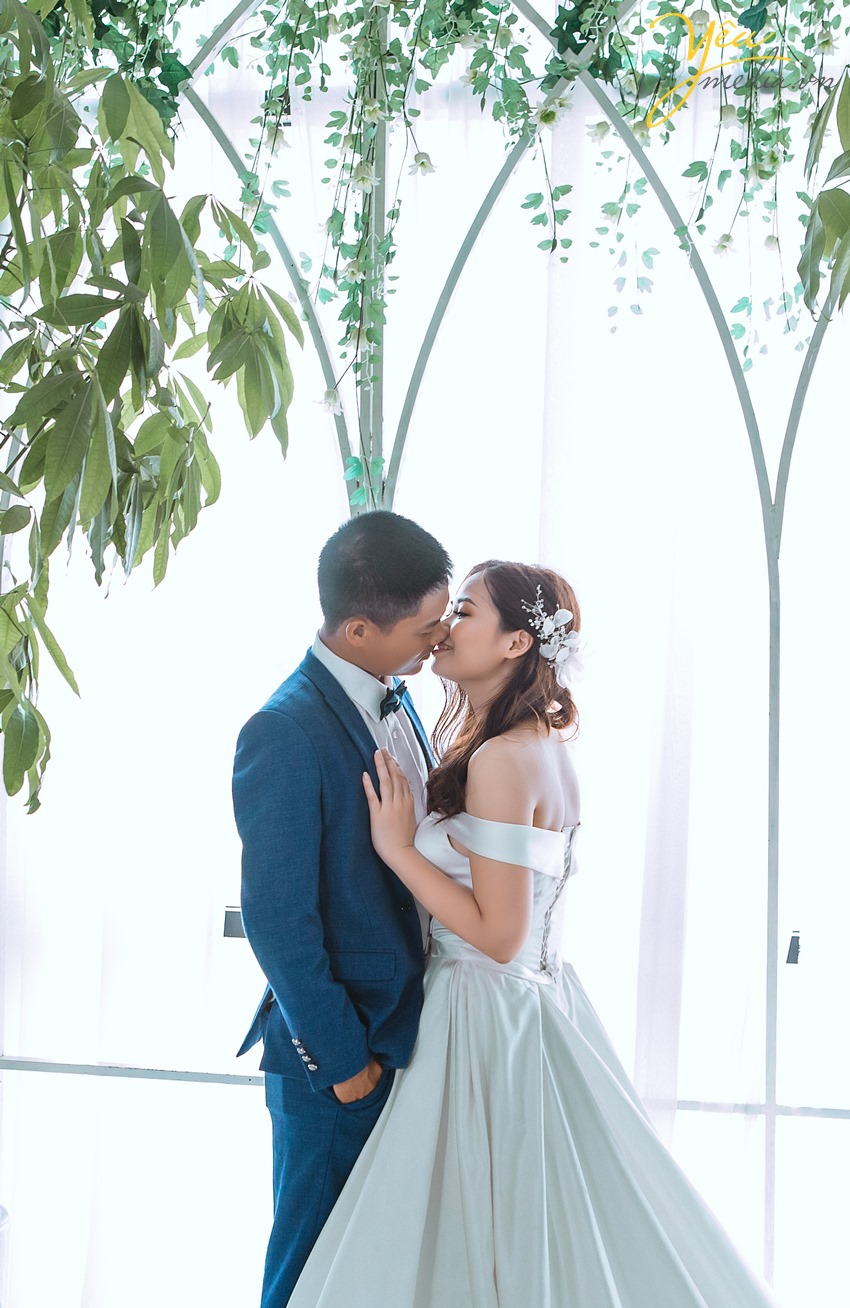 cô dâu chú rể hôn nhau nhẹ nhàng thuần khiết