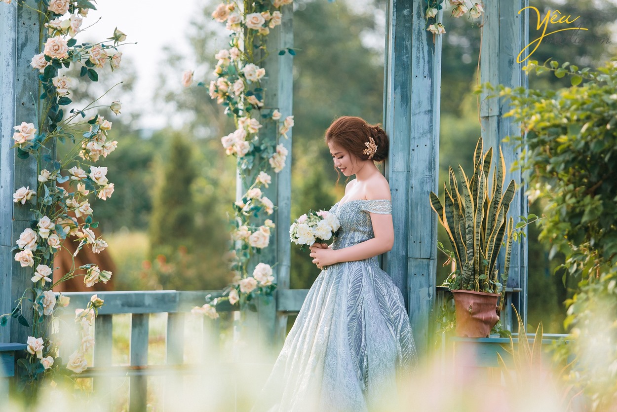 cô dâu xinh với váy cưới màu ghi lóng lánh như công chúa