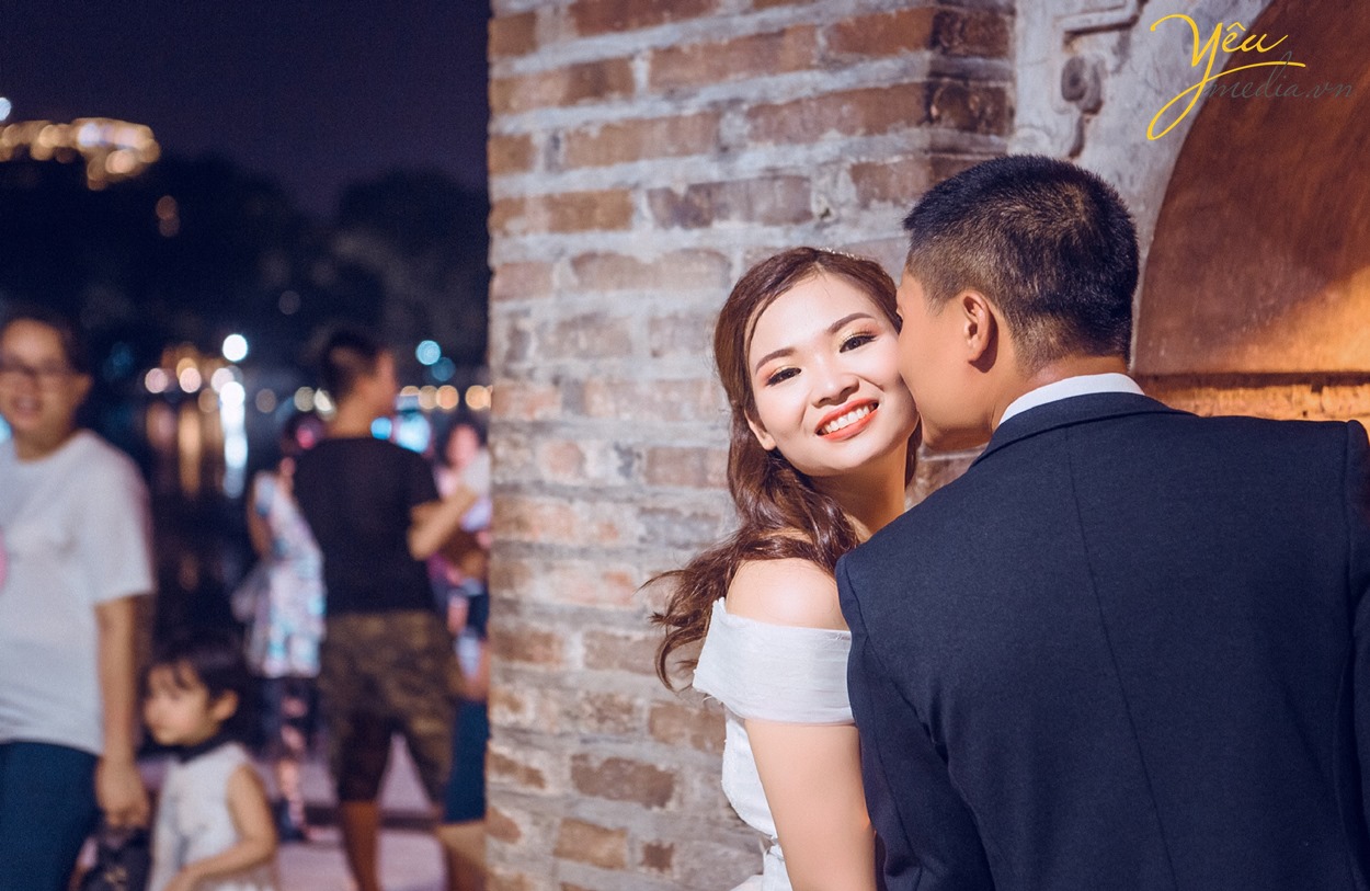 nụ hôn thắm thiết tại hồ gươm của cặp đôi sắp cưới