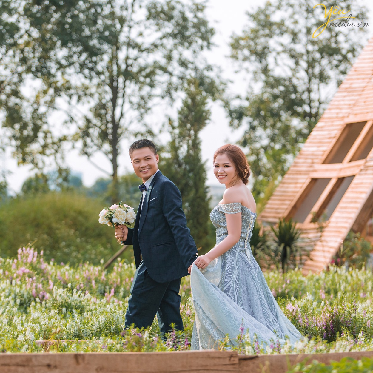 dắt tay cô dâu đi trong nắng vàng rực rỡ