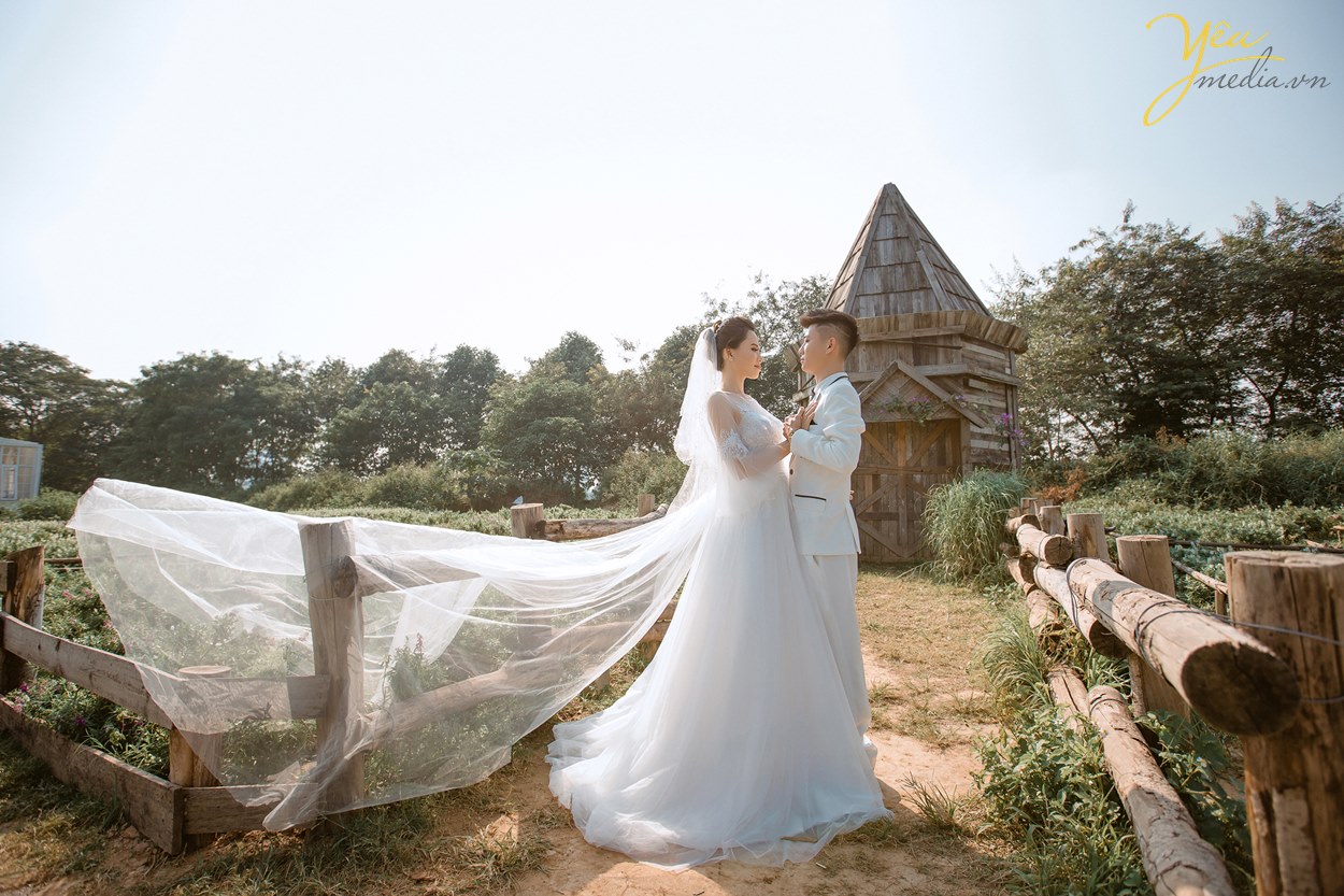 cô dâu xinh đẹp với voan cài đầu bồng bềnh trong nắng