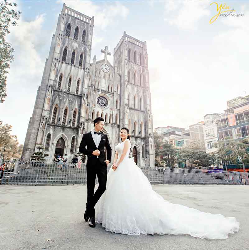 chụp ảnh cưới cô dâu mặc váy trắng đuôi dài