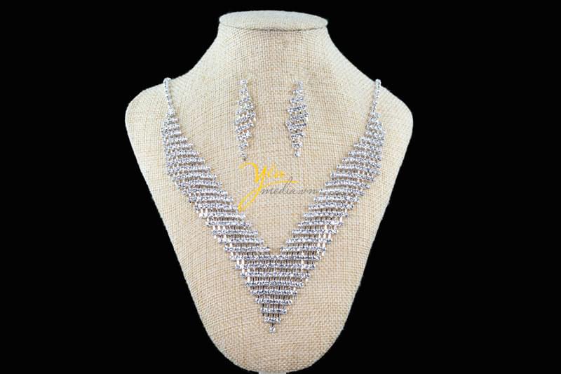 trang sức cô dâu đính đá pha lê lấp lánh