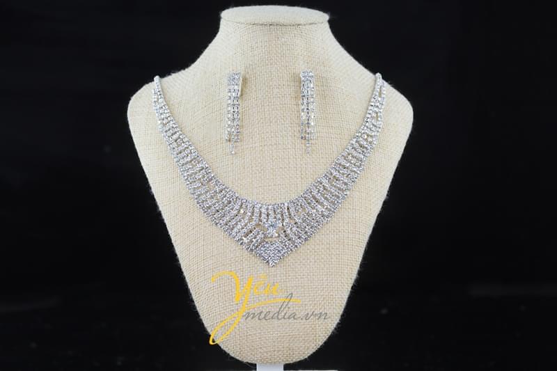 trang sức cô dâu đính đá pha lê sáng lấp lánh