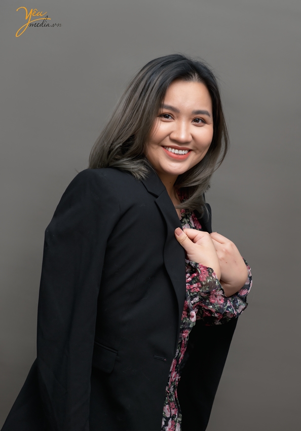 Bộ ảnh chụp chân dung nghề nghiệp trong studio của bạn Tú Anh