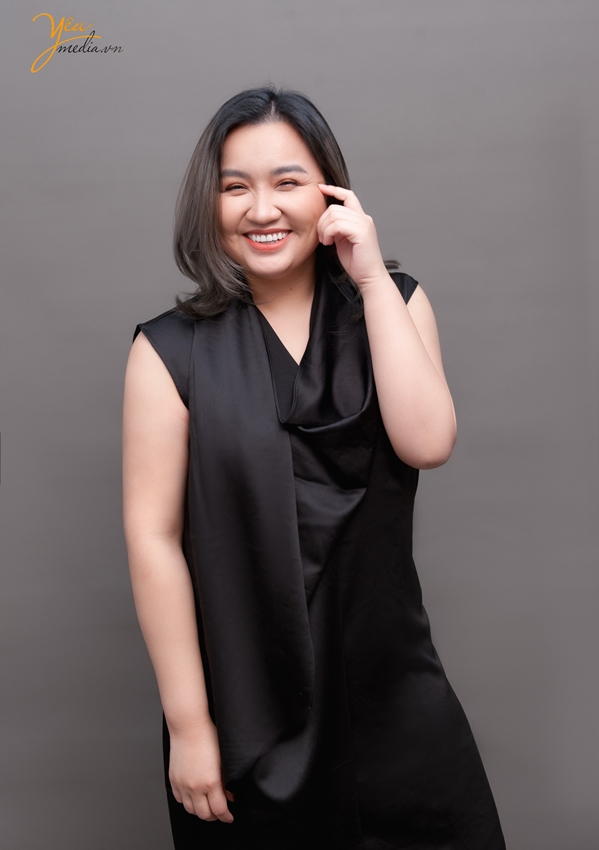 Bộ ảnh chụp chân dung nghề nghiệp trong studio của bạn Tú Anh