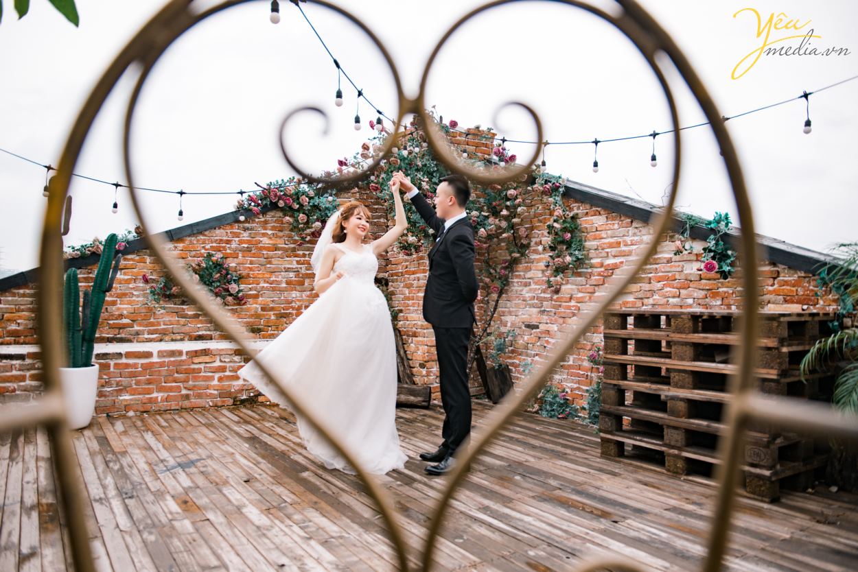 Với những ưu điểm cùng bối cảnh chụp phong phú, chụp ảnh cưới phim trường luôn là sự lựa chọn hàng đầu của nhiều cặp đôi bận rộn. 4 lý do chúng ta nên chụp ảnh cưới tại phim trường dưới đây sẽ góp một phần nào đó cho các cặp đôi có thể thuận lợi hơn trong việc lựa chọn địa điểm, để có những bức hình cưới đẹp như ý muốn mà không hề thua kém chụp ảnh ngoại cảnh.